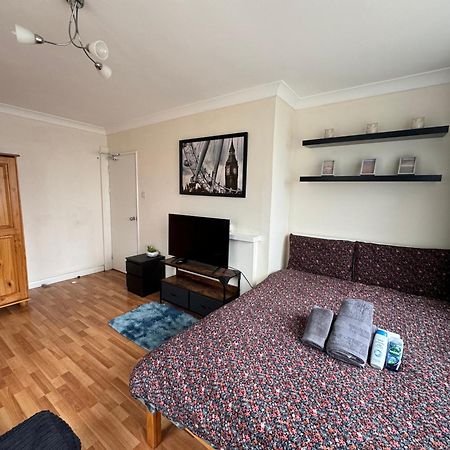 Huge And Affordable 3 Bedroom Flat In Hammersmith For 7 People With Welcome Breakfast Лондон Екстериор снимка
