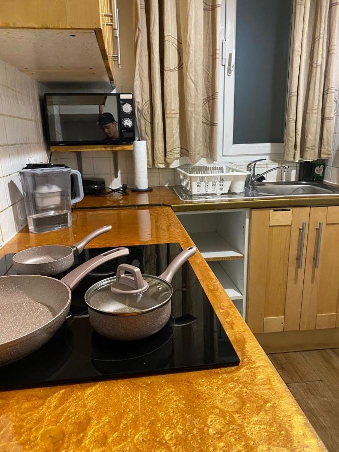 Huge And Affordable 3 Bedroom Flat In Hammersmith For 7 People With Welcome Breakfast Лондон Екстериор снимка