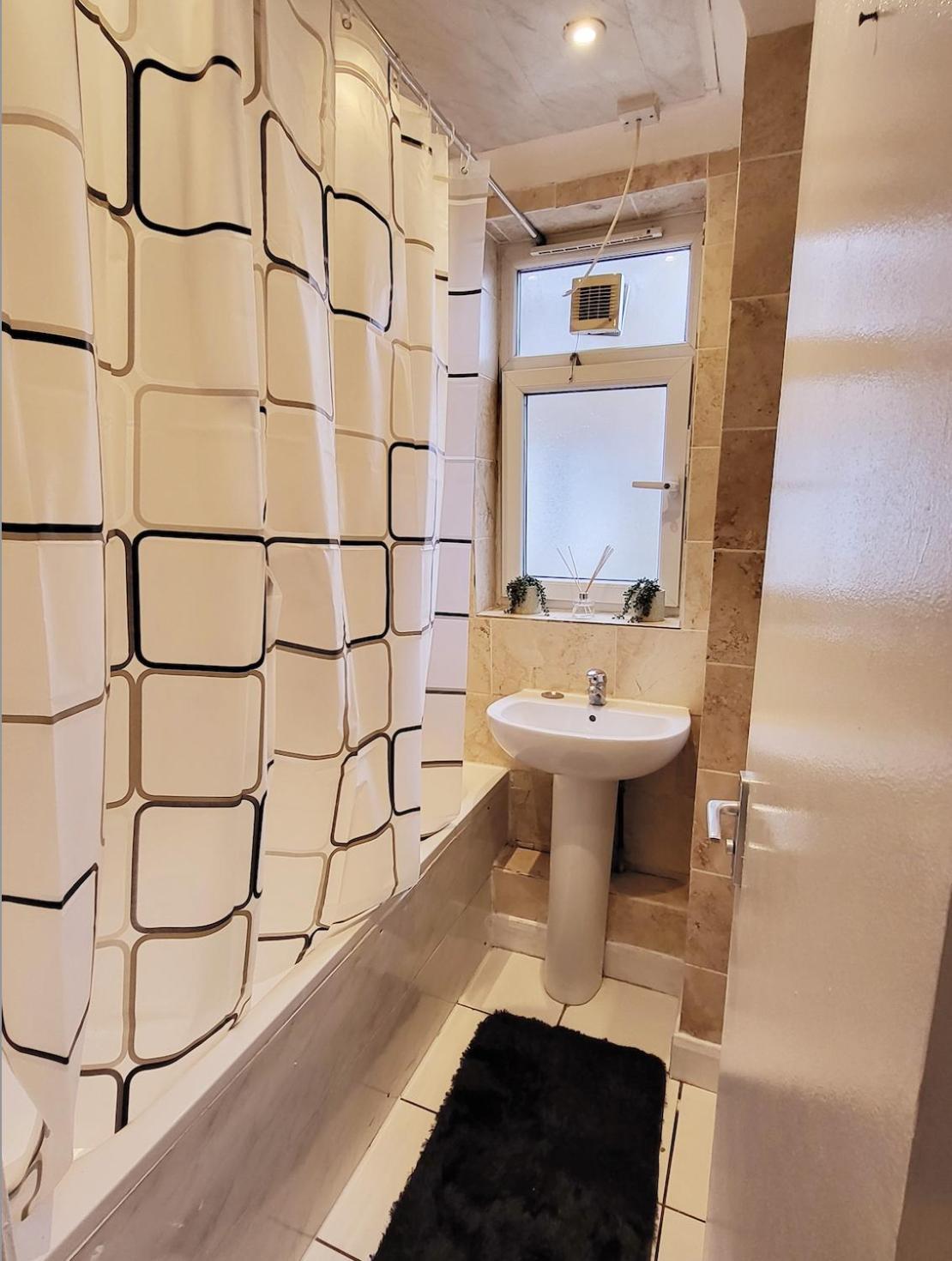Huge And Affordable 3 Bedroom Flat In Hammersmith For 7 People With Welcome Breakfast Лондон Екстериор снимка
