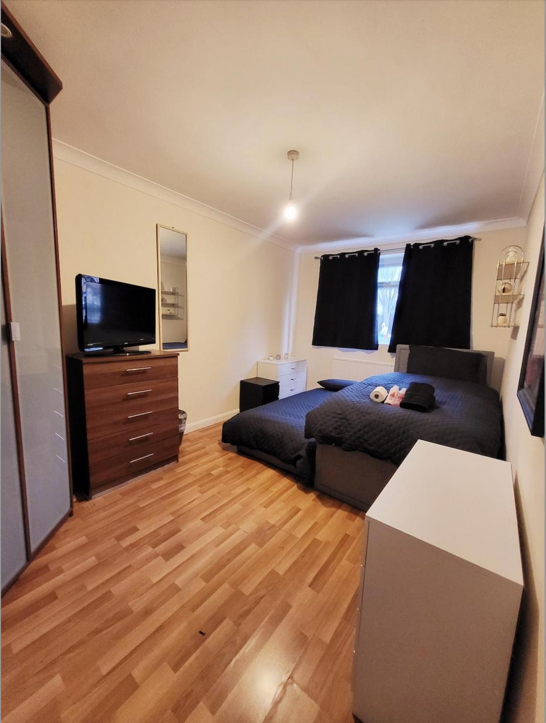 Huge And Affordable 3 Bedroom Flat In Hammersmith For 7 People With Welcome Breakfast Лондон Екстериор снимка