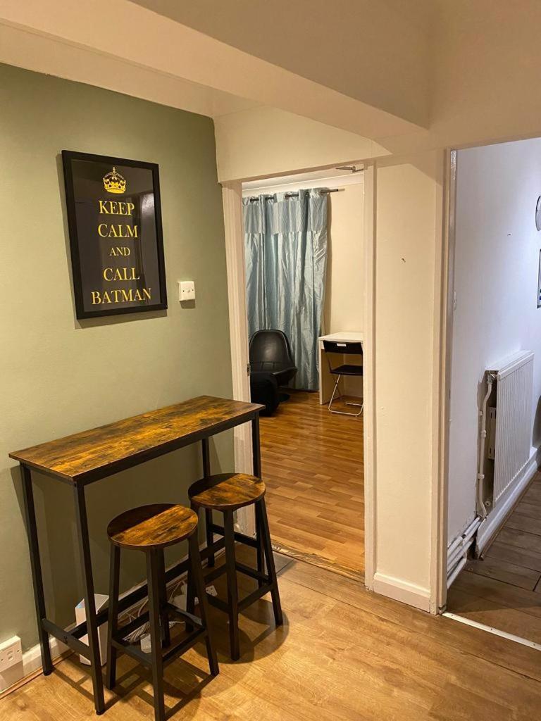 Huge And Affordable 3 Bedroom Flat In Hammersmith For 7 People With Welcome Breakfast Лондон Екстериор снимка
