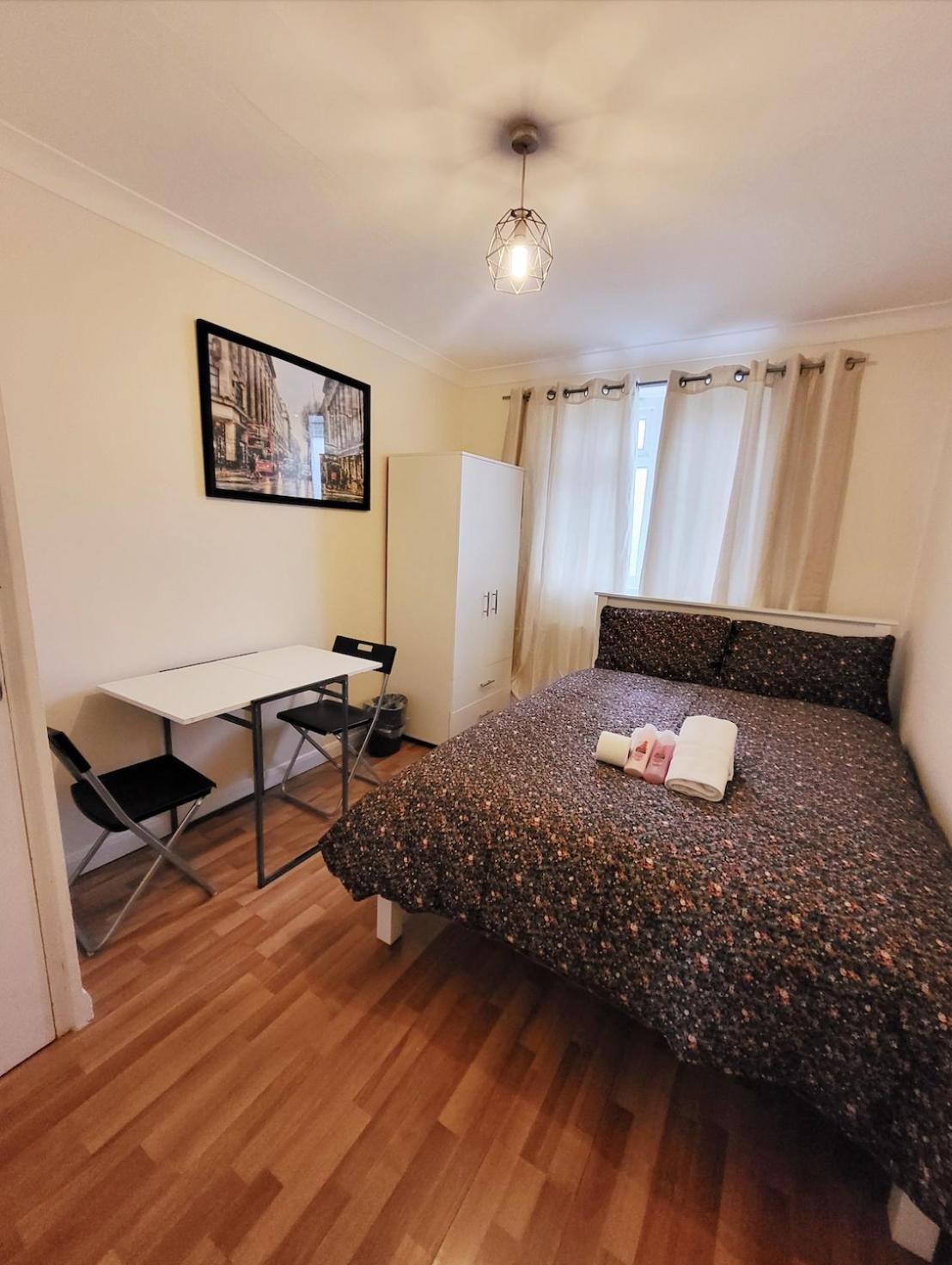 Huge And Affordable 3 Bedroom Flat In Hammersmith For 7 People With Welcome Breakfast Лондон Екстериор снимка