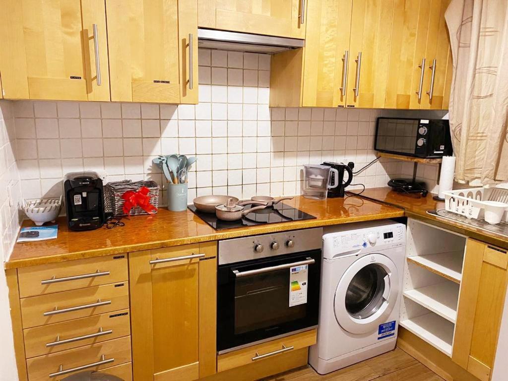 Huge And Affordable 3 Bedroom Flat In Hammersmith For 7 People With Welcome Breakfast Лондон Екстериор снимка