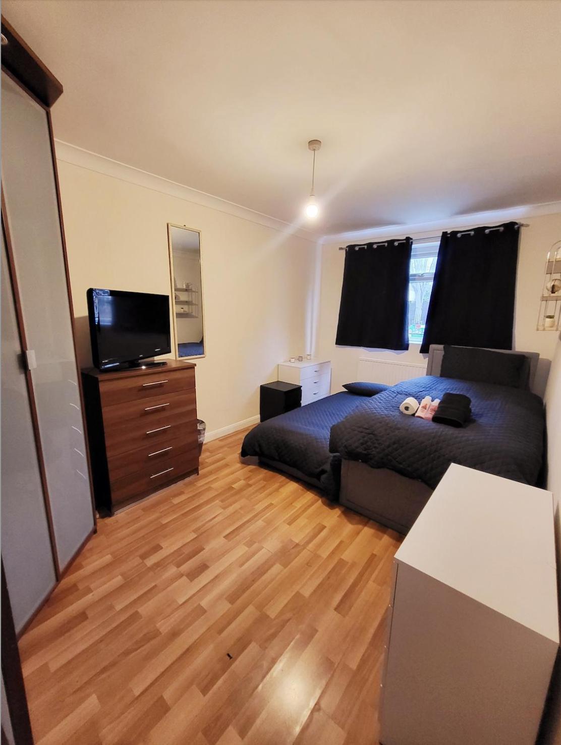 Huge And Affordable 3 Bedroom Flat In Hammersmith For 7 People With Welcome Breakfast Лондон Екстериор снимка