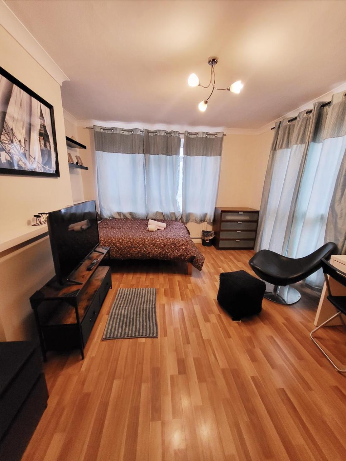 Huge And Affordable 3 Bedroom Flat In Hammersmith For 7 People With Welcome Breakfast Лондон Екстериор снимка