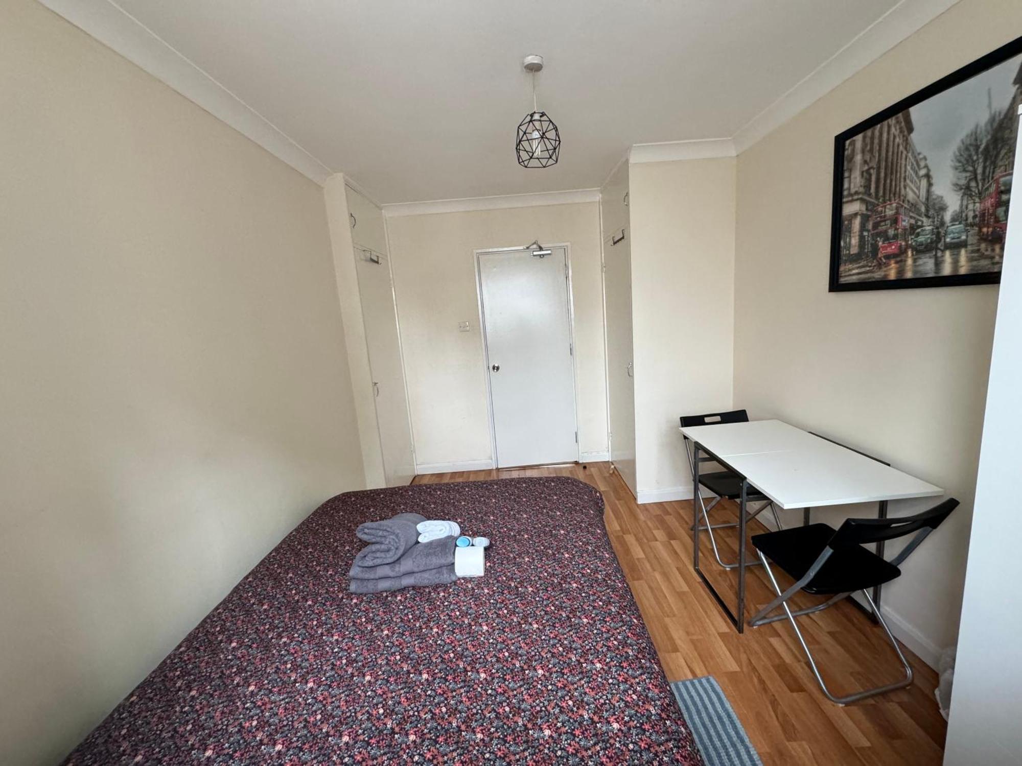 Huge And Affordable 3 Bedroom Flat In Hammersmith For 7 People With Welcome Breakfast Лондон Екстериор снимка