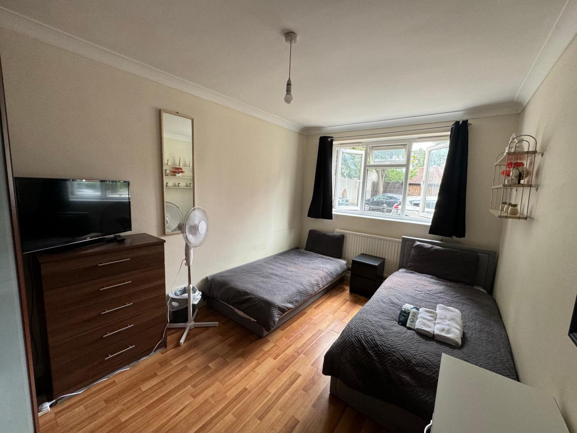 Huge And Affordable 3 Bedroom Flat In Hammersmith For 7 People With Welcome Breakfast Лондон Екстериор снимка