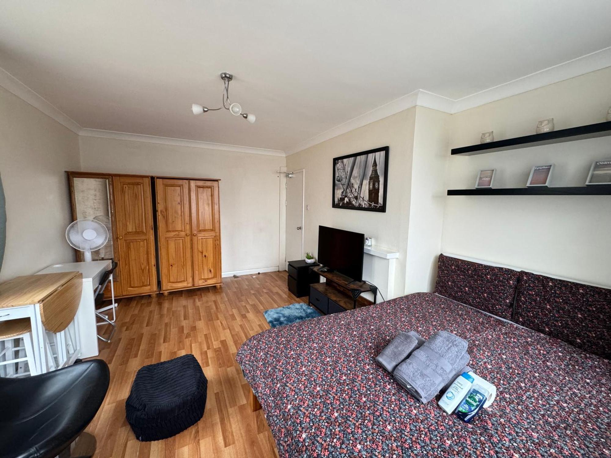 Huge And Affordable 3 Bedroom Flat In Hammersmith For 7 People With Welcome Breakfast Лондон Екстериор снимка