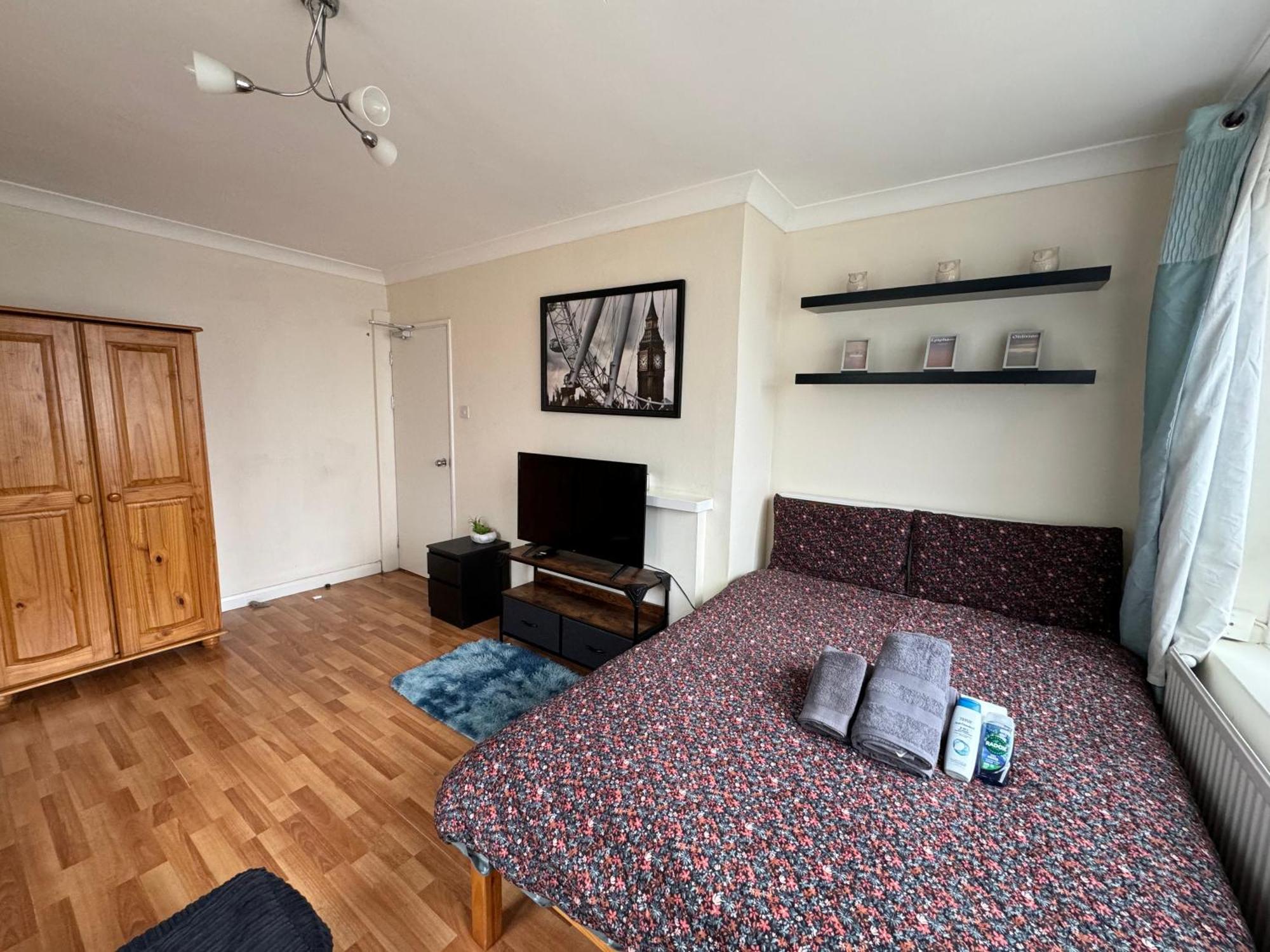 Huge And Affordable 3 Bedroom Flat In Hammersmith For 7 People With Welcome Breakfast Лондон Екстериор снимка