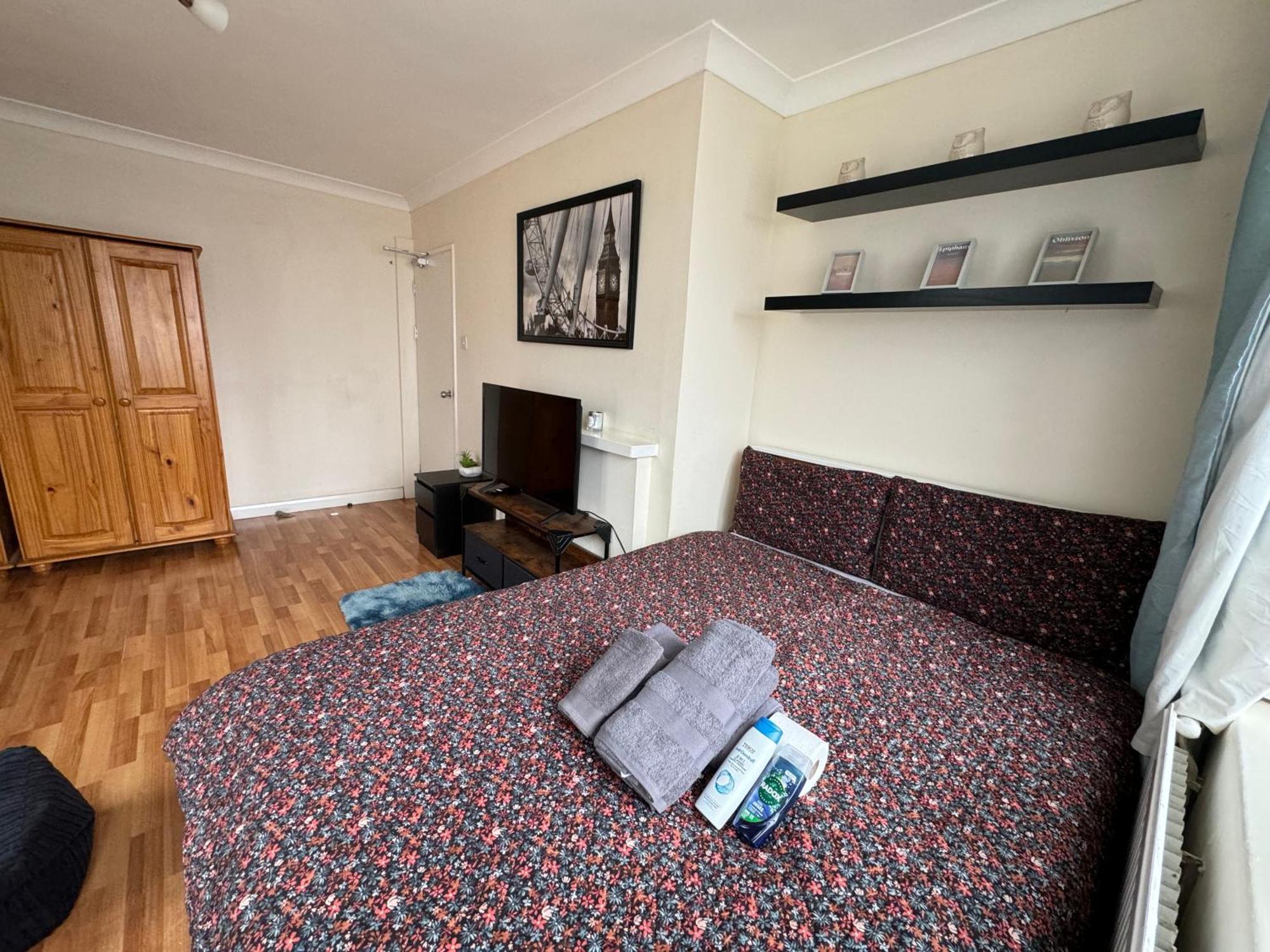 Huge And Affordable 3 Bedroom Flat In Hammersmith For 7 People With Welcome Breakfast Лондон Екстериор снимка