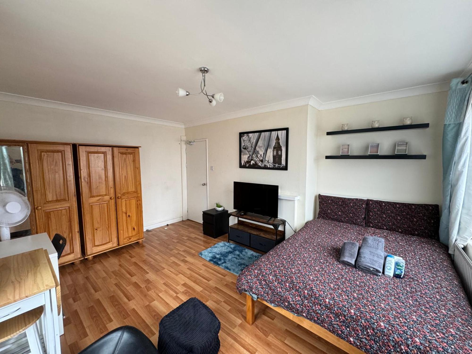 Huge And Affordable 3 Bedroom Flat In Hammersmith For 7 People With Welcome Breakfast Лондон Екстериор снимка