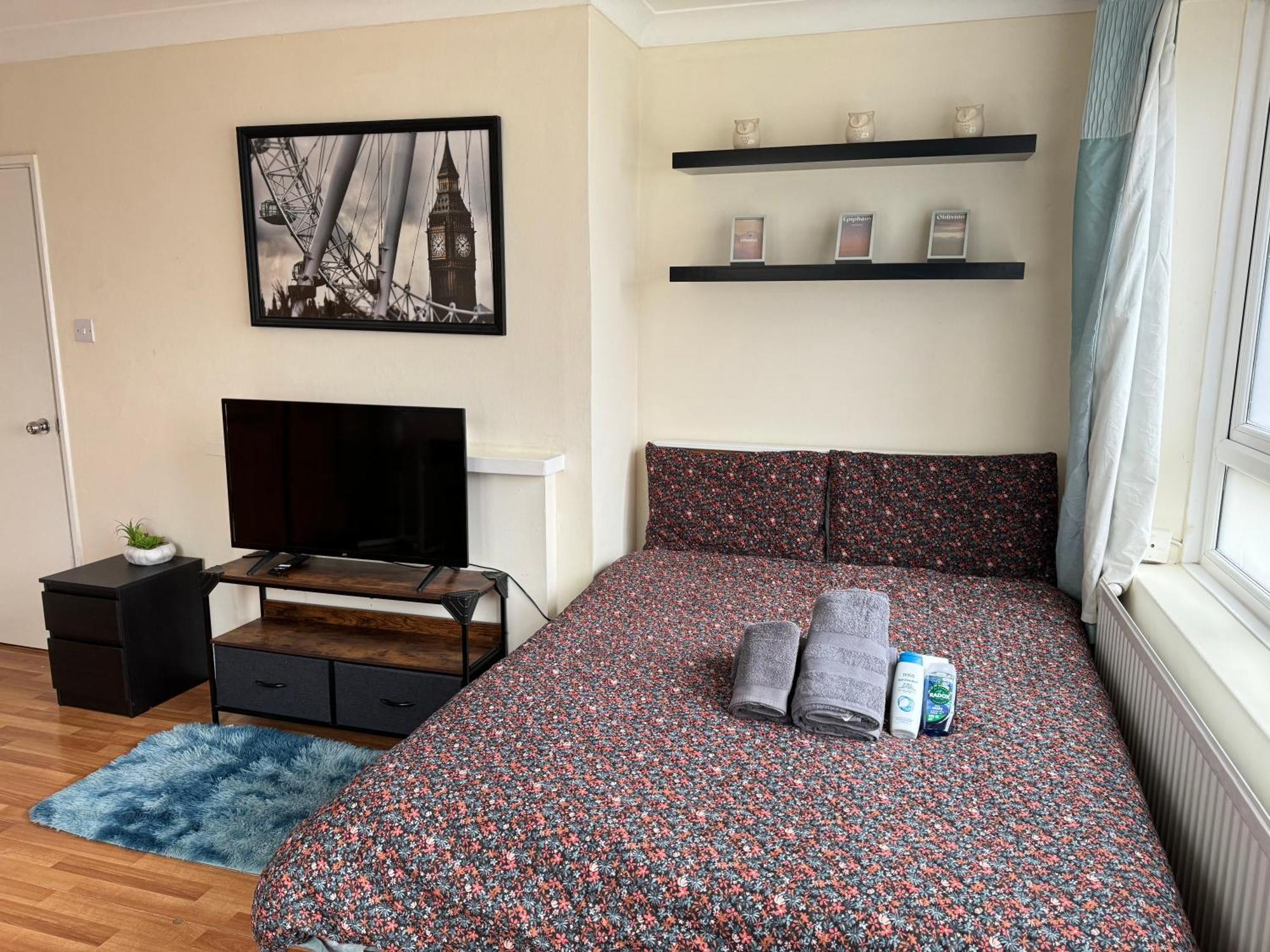 Huge And Affordable 3 Bedroom Flat In Hammersmith For 7 People With Welcome Breakfast Лондон Екстериор снимка