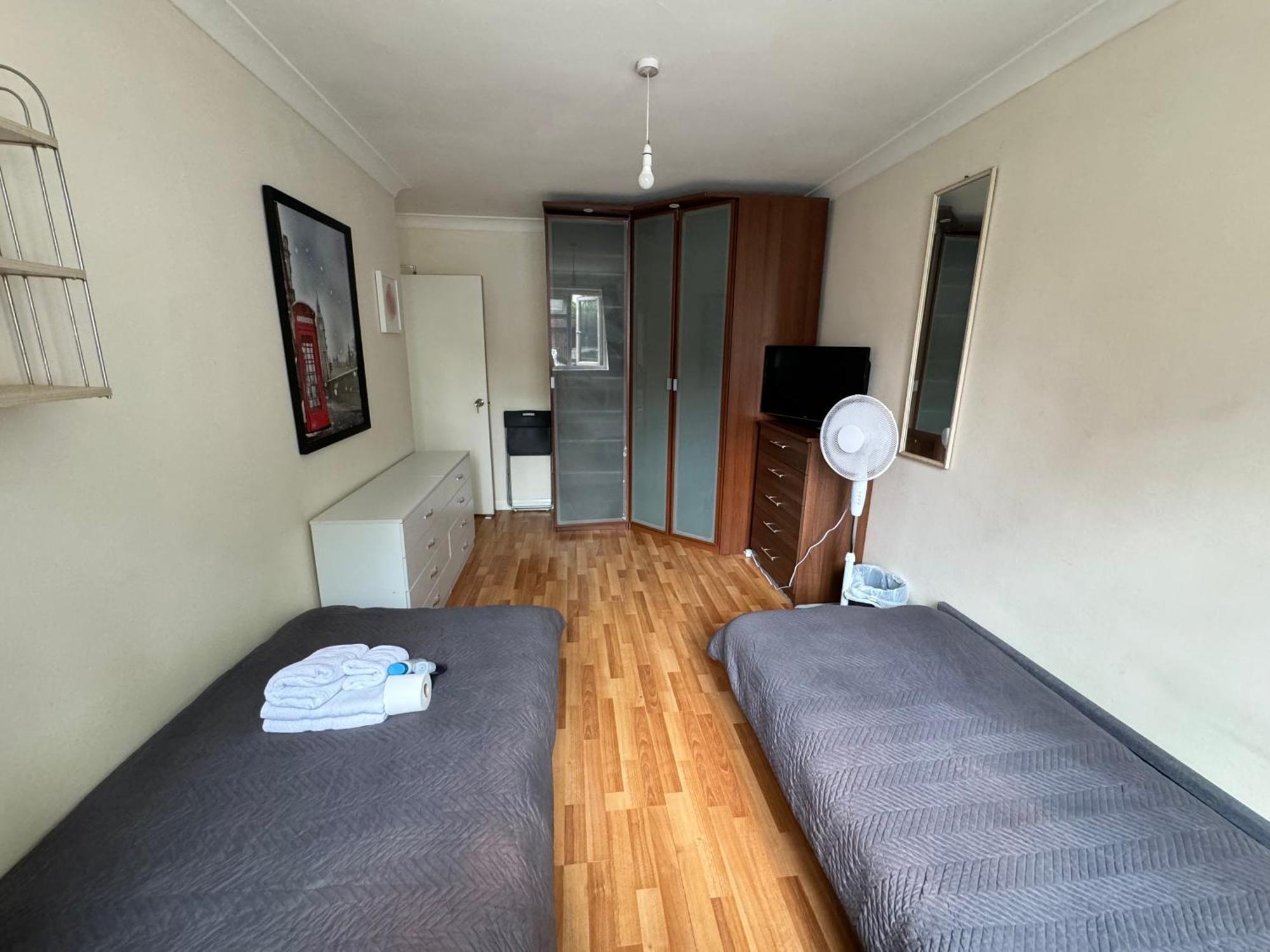 Huge And Affordable 3 Bedroom Flat In Hammersmith For 7 People With Welcome Breakfast Лондон Екстериор снимка