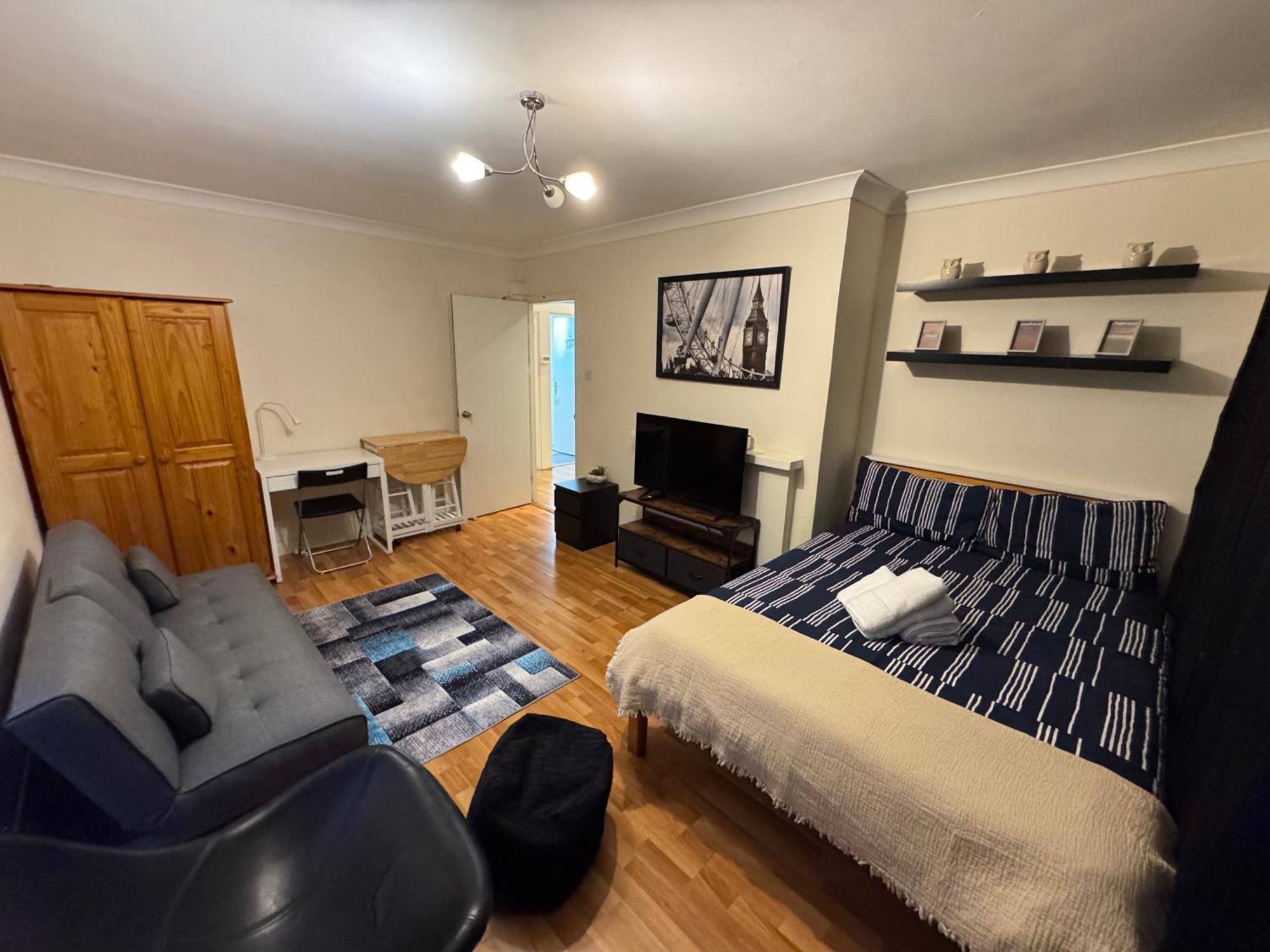 Huge And Affordable 3 Bedroom Flat In Hammersmith For 7 People With Welcome Breakfast Лондон Екстериор снимка