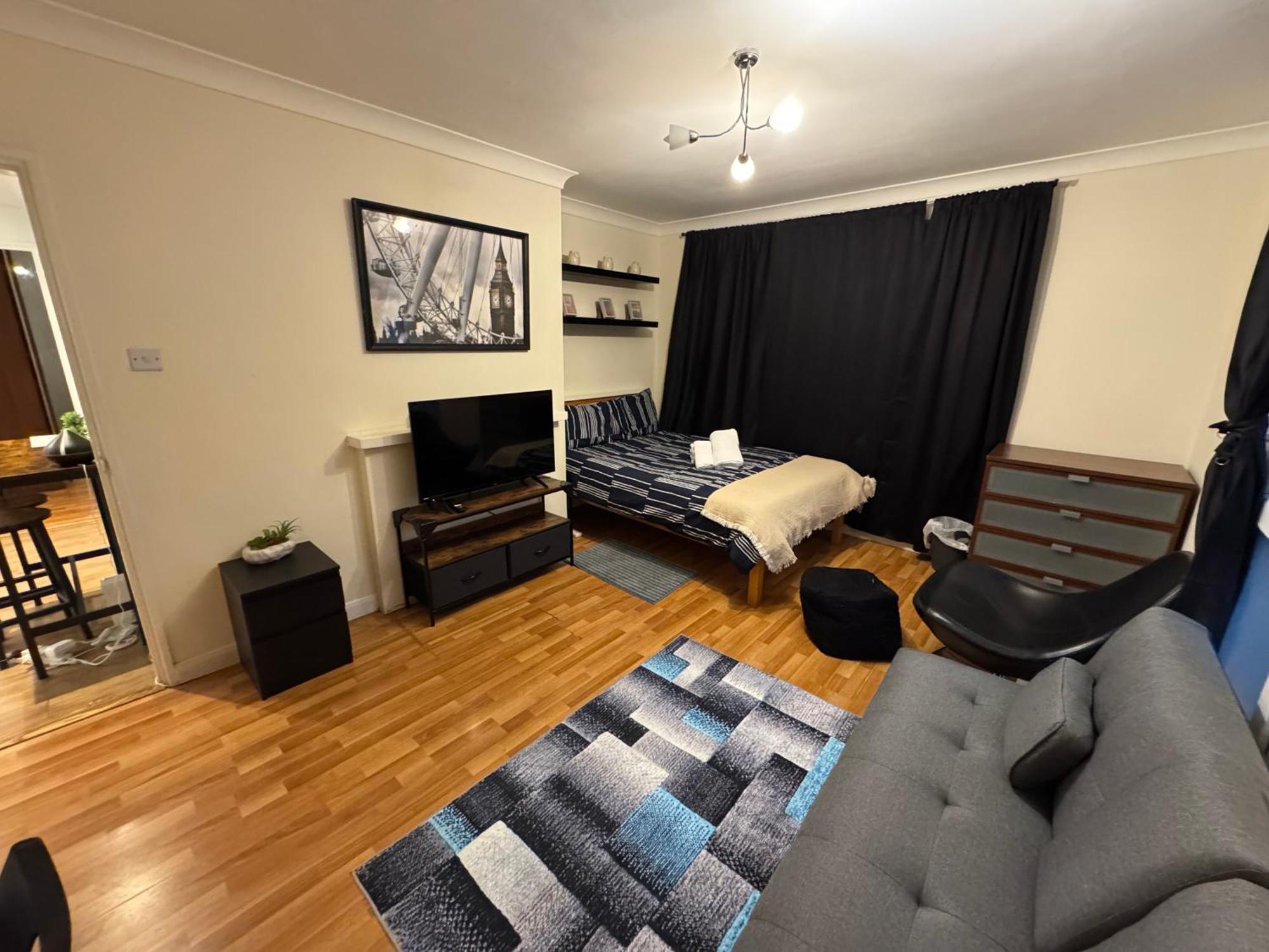 Huge And Affordable 3 Bedroom Flat In Hammersmith For 7 People With Welcome Breakfast Лондон Екстериор снимка
